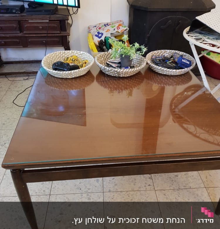 שולחן עץ עם משטח זכוכית שקוף